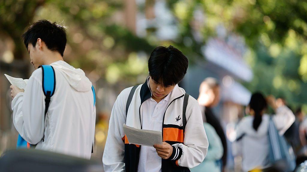 Los estudiantes realizan un último repaso antes de entrar al recinto del examen de ingreso a la universidad de China de 2026, que tendrá lugar el 7 de junio de 2026 en Pekín, China. 