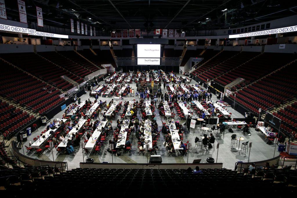 Una "hackathon" en un coliseo, 