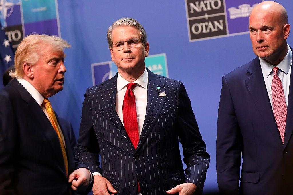 El presidente Trump junto a Scott Bessent, secretario del Tesoro, y a Matthew Whitaker, embajador de Estados Unidos ante la OTAN.