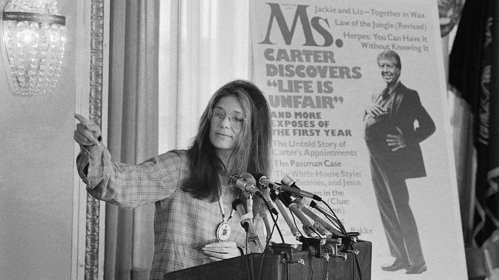 Gloria Steinem posando frente a la portada de la revista Ms.