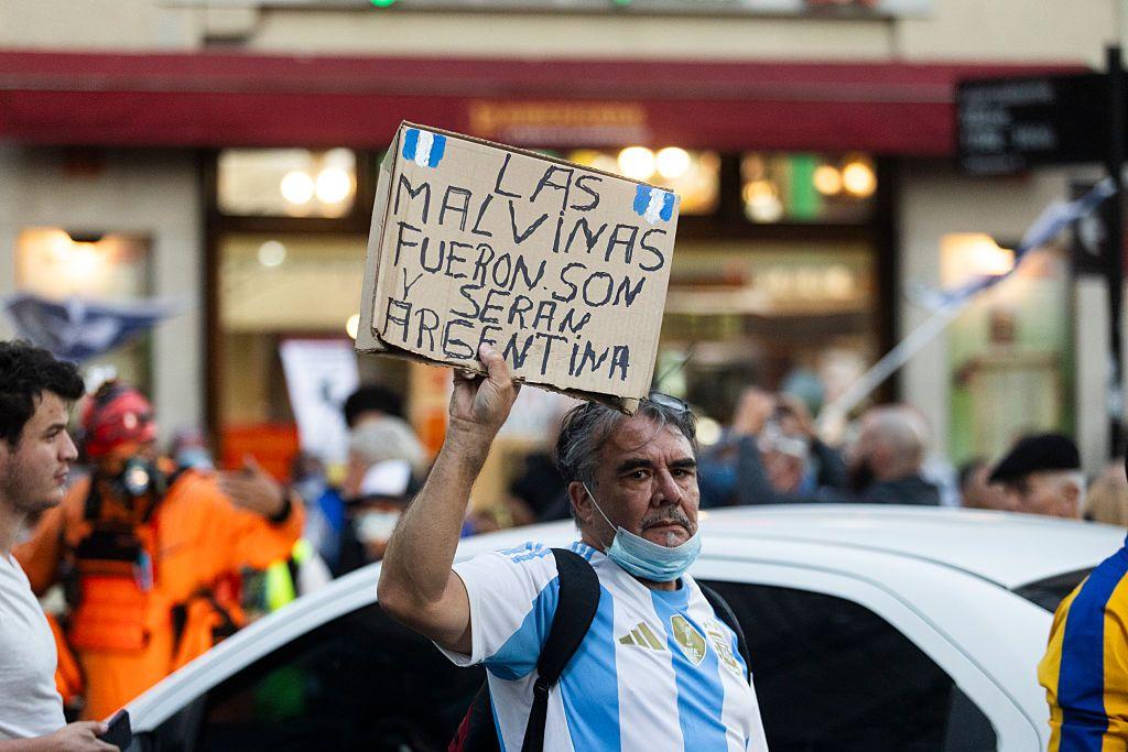 Un argentino sostiene un cartel que reivindica el reclamo por la soberanía de las Malvinas. 