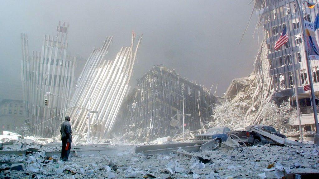 Un hombre permanece entre los escombros tras el derrumbe de la primera torre del World Trade Center el 11 de septiembre de 2001.