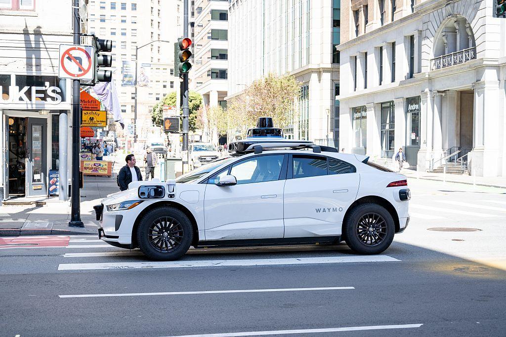 Un automóvil con conducción autónoma en una calle de San Francisco, California