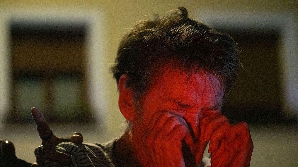 Maricarmen se cubre los ojos mientras llora.