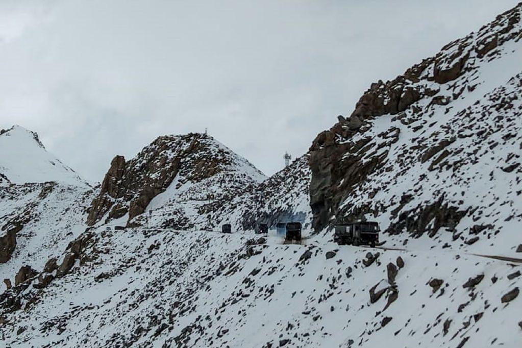 Vehículos del ejército indio circulan por una carretera cerca del paso de montaña Chang La, en la región de Ladakh, al norte de la India, en el estado de Jammu y Cachemira, cerca de la frontera con China, el 17 de junio de 2020. - India y China mantuvieron conversaciones de alto nivel el 17 de junio para "calmar la situación", según informó Pekín, tras un violento enfrentamiento fronterizo que dejó al menos 20 soldados indios muertos.