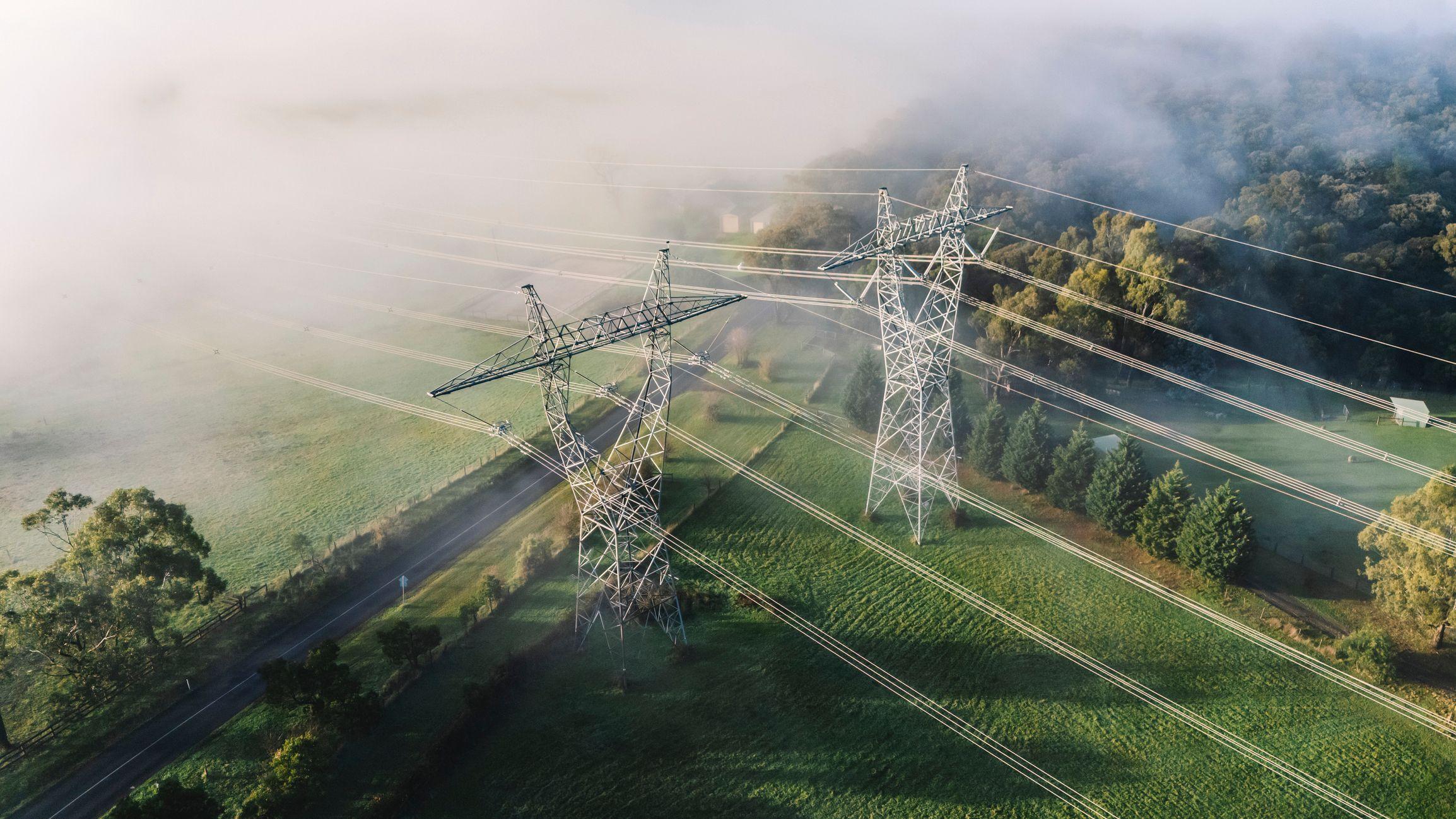 Unas torres de electricidad en un paisaje.