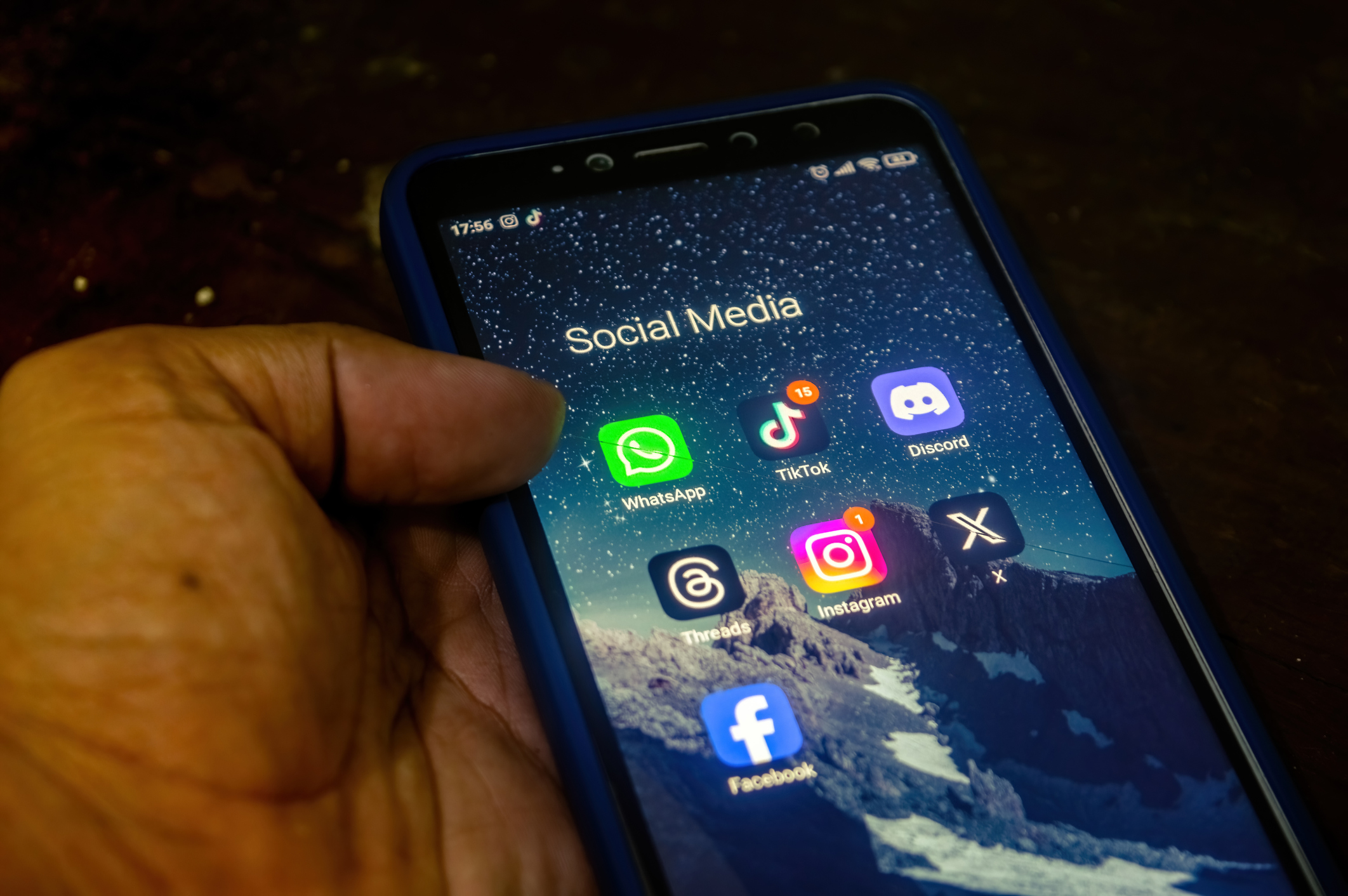 Un smartphone con íconos de redes sociales. 