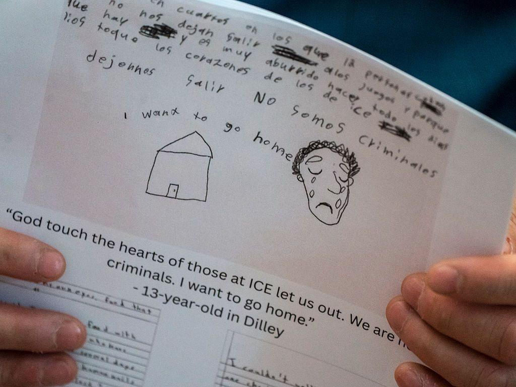 La senadora Andy Kim (D-NJ) sostiene la carta de un niño detenido en el Centro Dilley el 9 de junio de 2026 en Washington, D.C. La estrella de programas infantiles Rachel Griffin Accurso, mejor conocida como Ms. Rachel, está en Washington entregando estas cartas a los legisladores y abogando por el fin de la detención de niños inmigrantes. (Foto de Maxine Wallace/The Washington Post vía Getty Images)