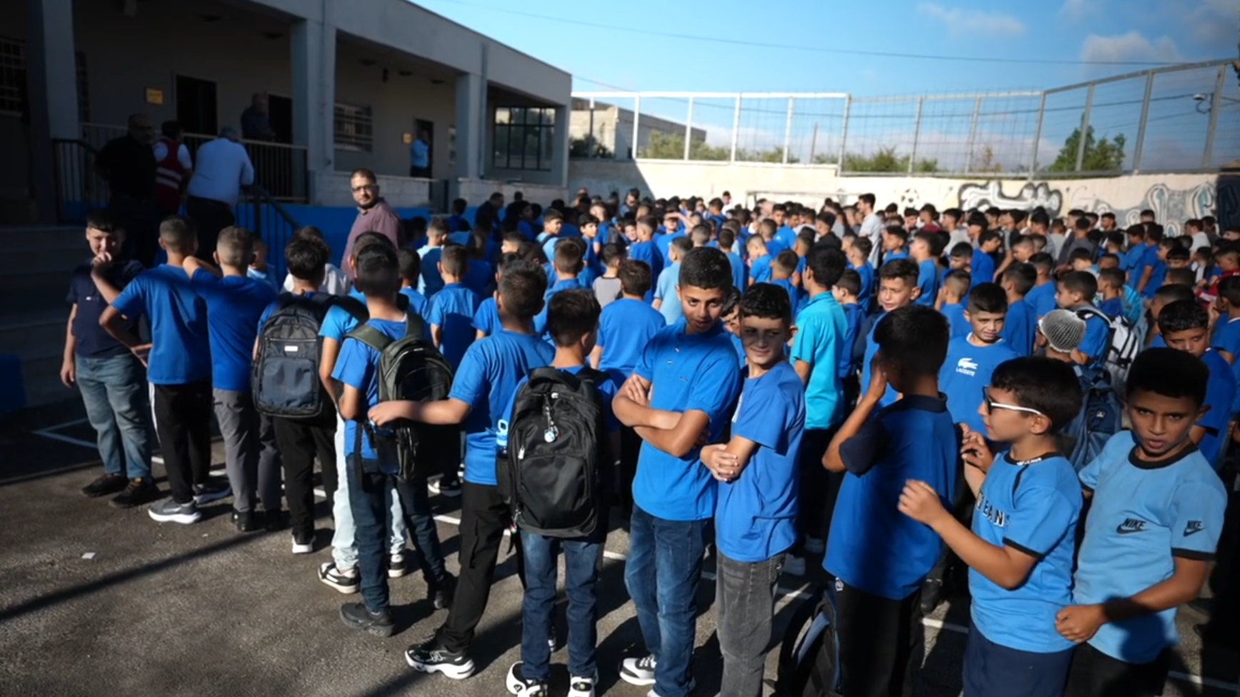 Niños preparados para entrar a clase
