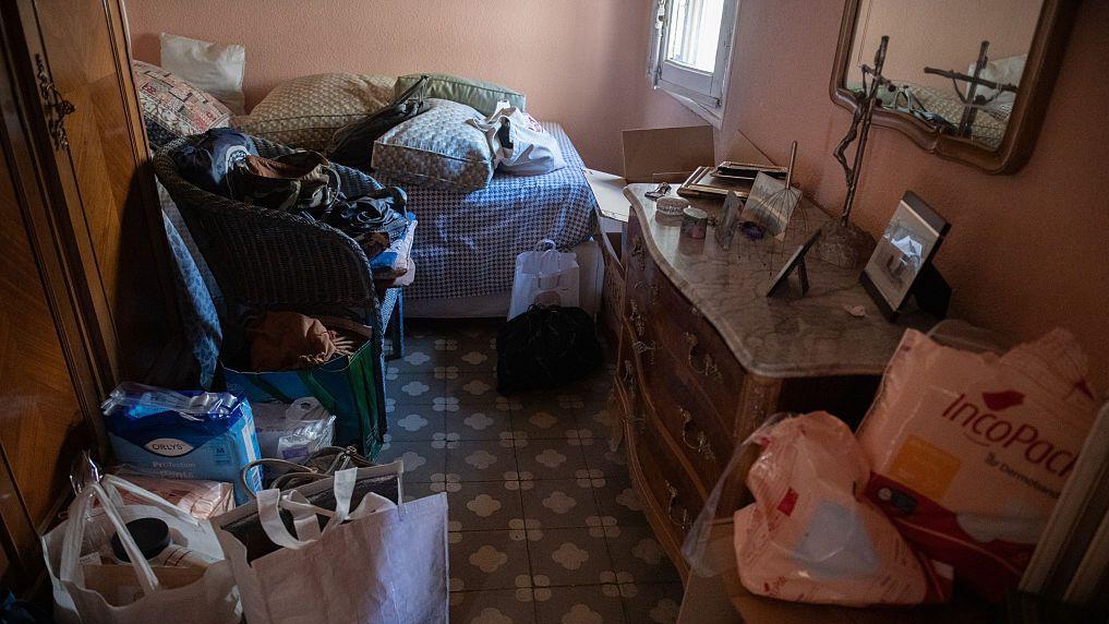 Bolsas con pertenencias se encuentran dentro de un apartamento.