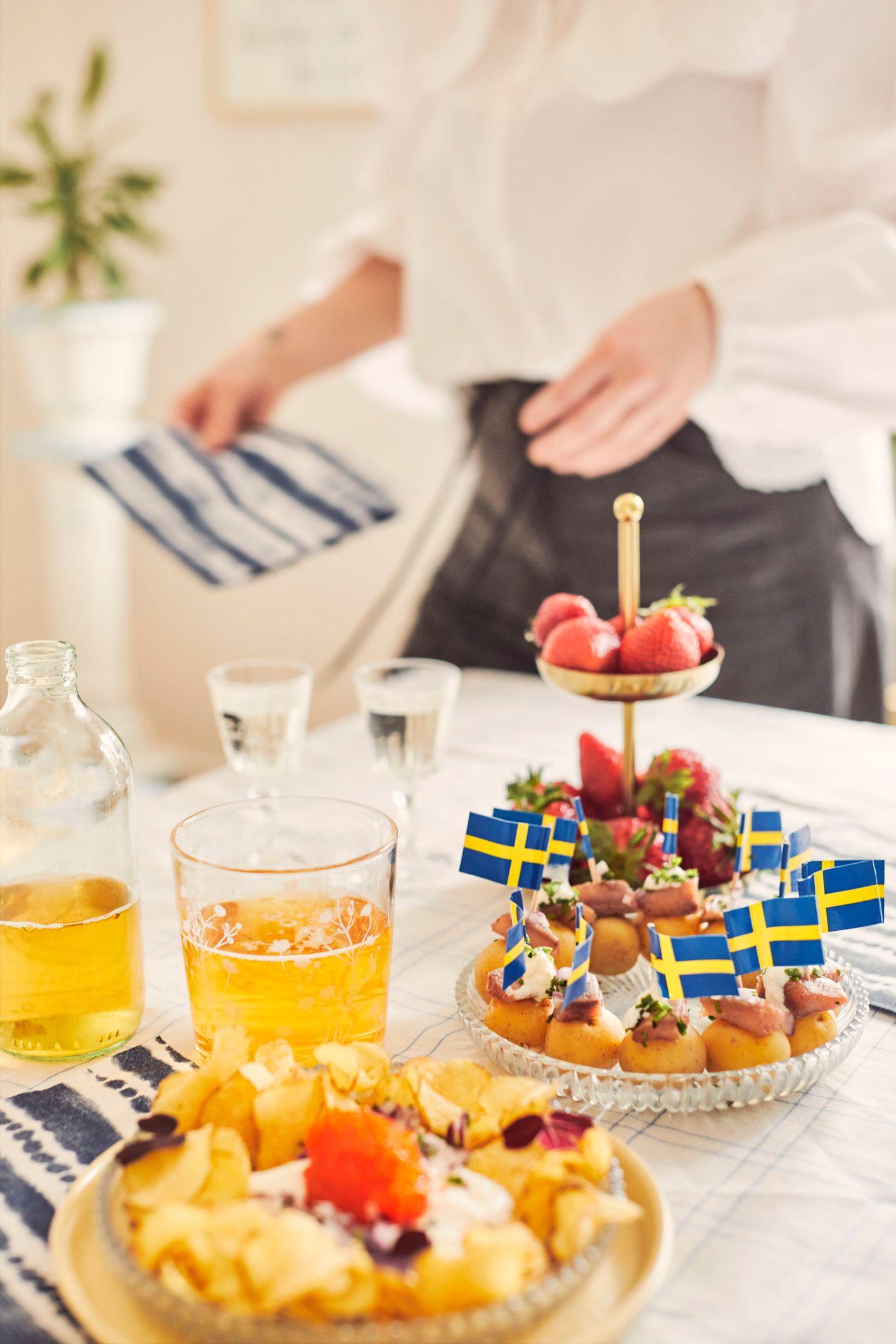Unos pasteles con banderitas de Suecia