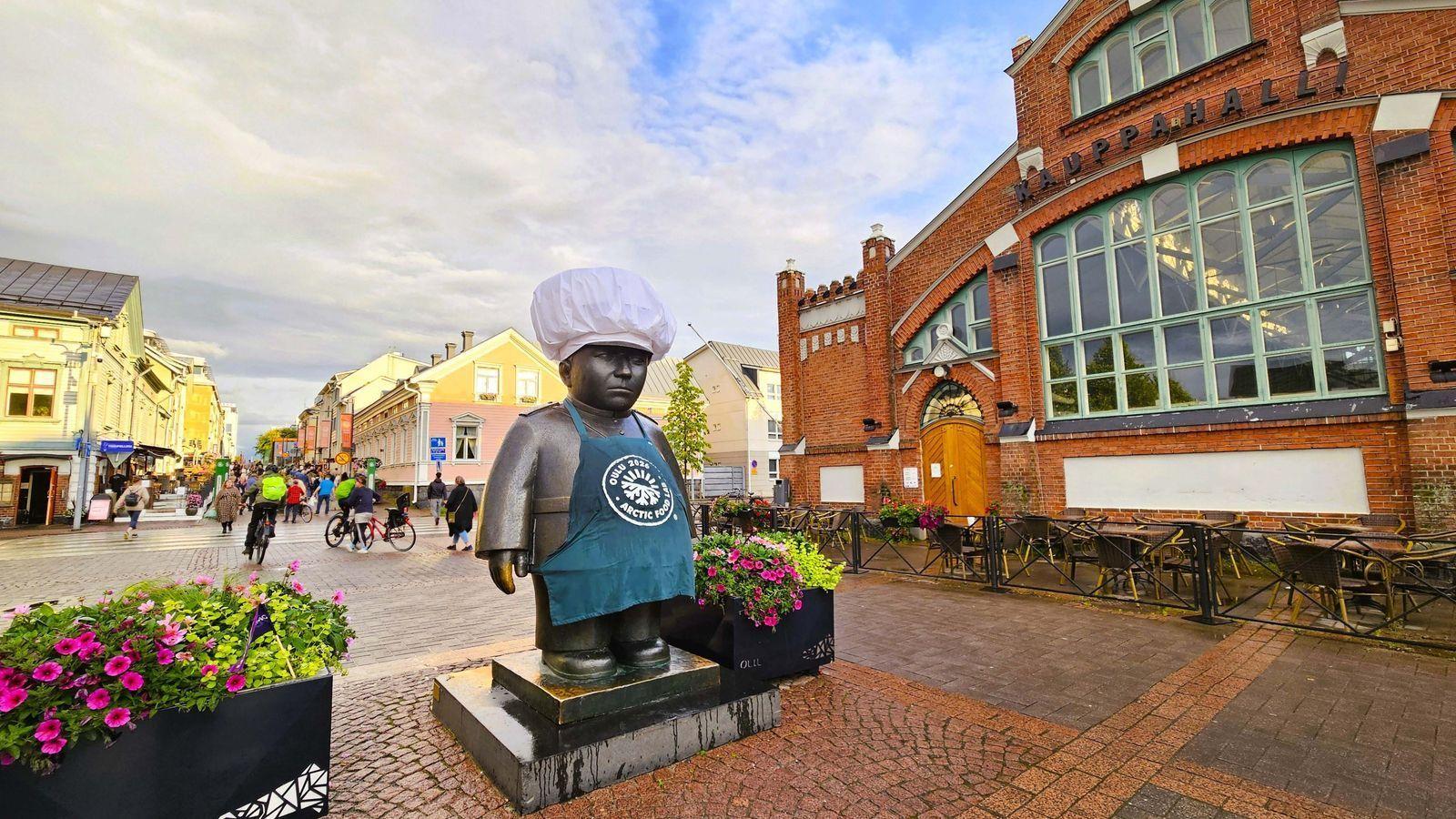 Estatua de un chef en Oulu
