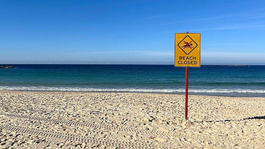 Un letrero que indica el cierre de la playa se exhibe en Coogee Beach, Sídney, el 13 de junio de 2026.