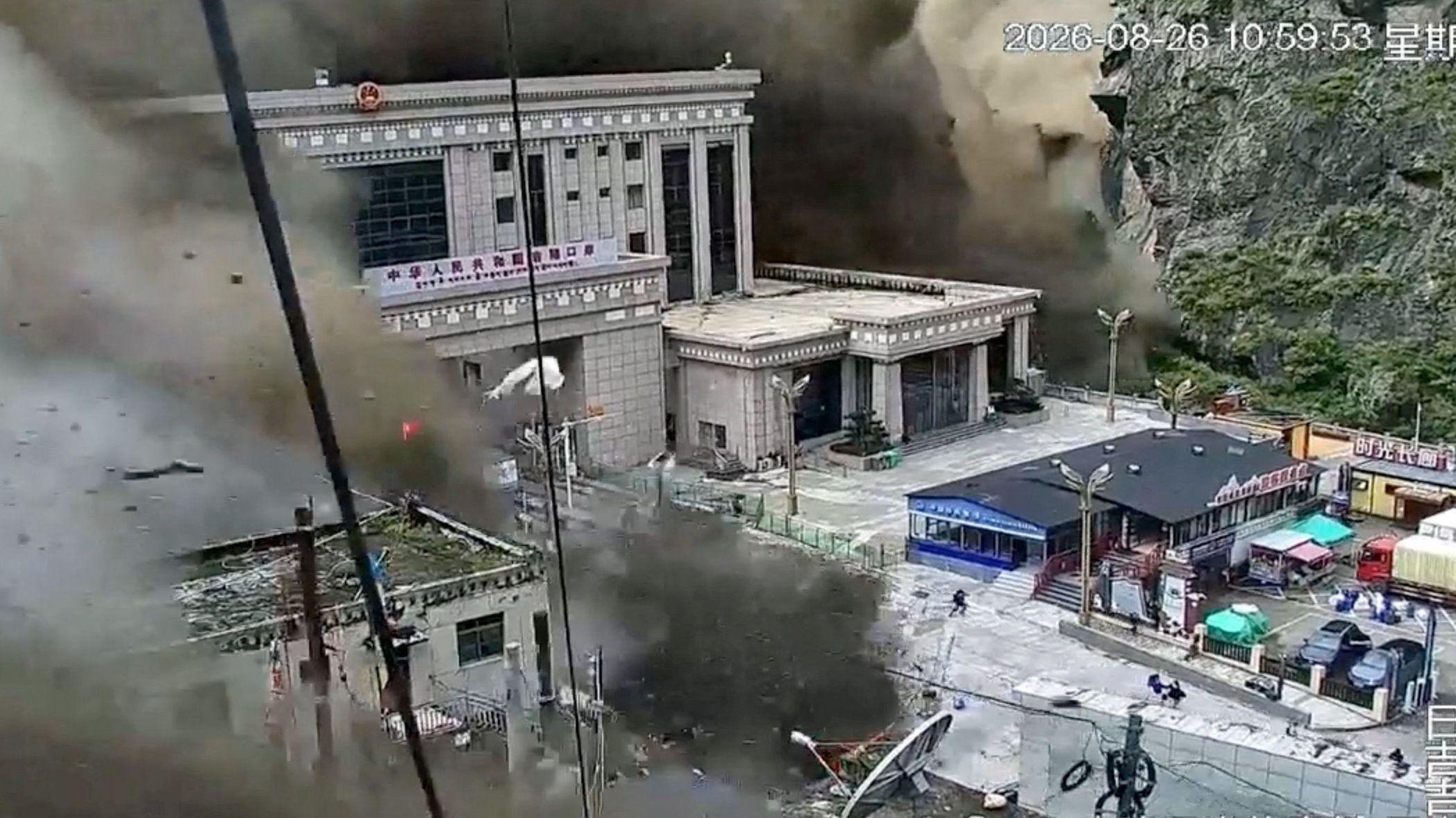 Las imágenes de las cámaras de seguridad muestran a personas huyendo mientras un muro de lodo y agua destruye edificios en la frontera entre Nepal y China, en Gyirong, Tíbet, China, el 26 de agosto de 2026.