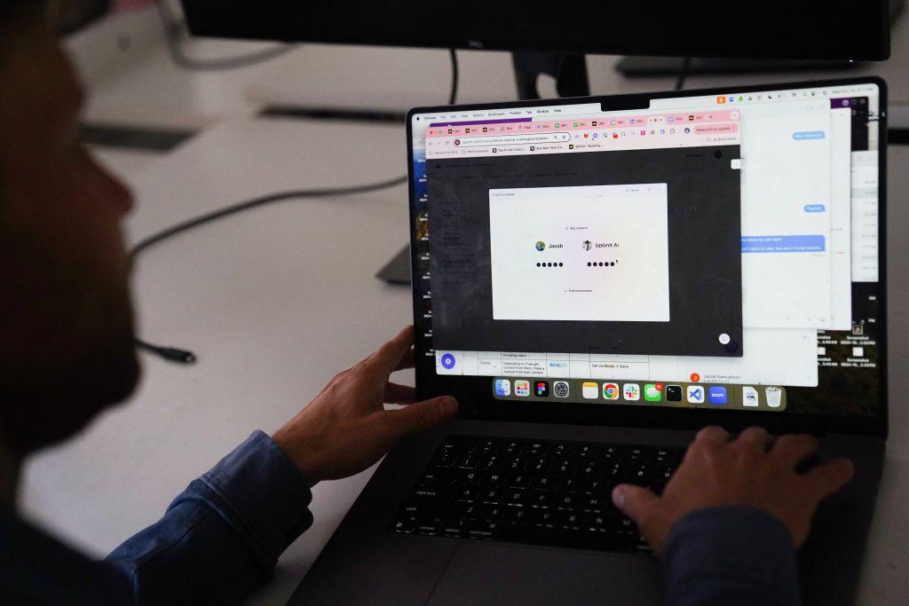 Una persona frente a una laptop que usa aplicaciones de IA