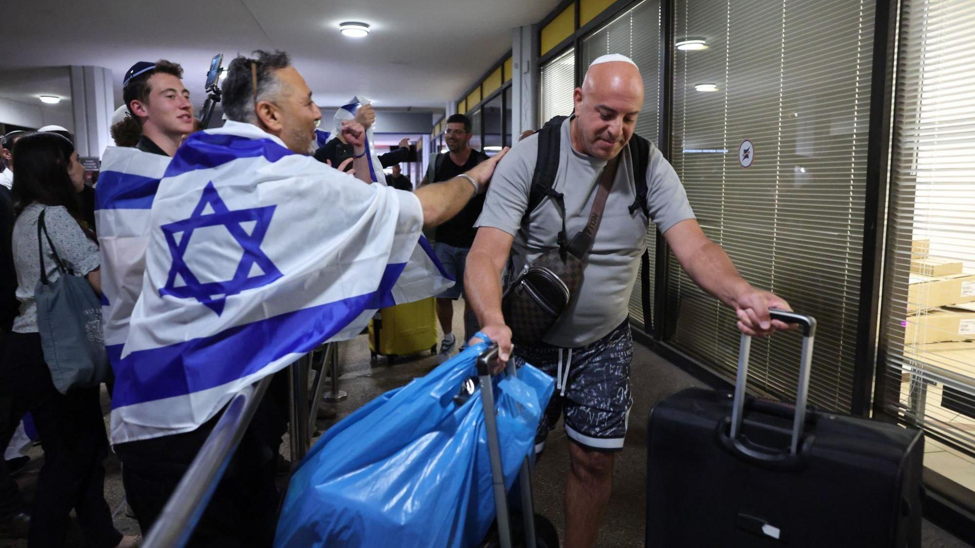 Pasajeros del avión de FlyDubai llegan a Tel Aviv