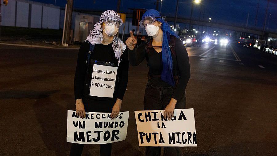 Activistas a favor de los inmigrantes que apoyan a los huelguistas de hambre en el Centro de Detención de Inmigrantes Delaney Hall, el 31 de mayo de 2026, en Newark, Nueva Jersey.