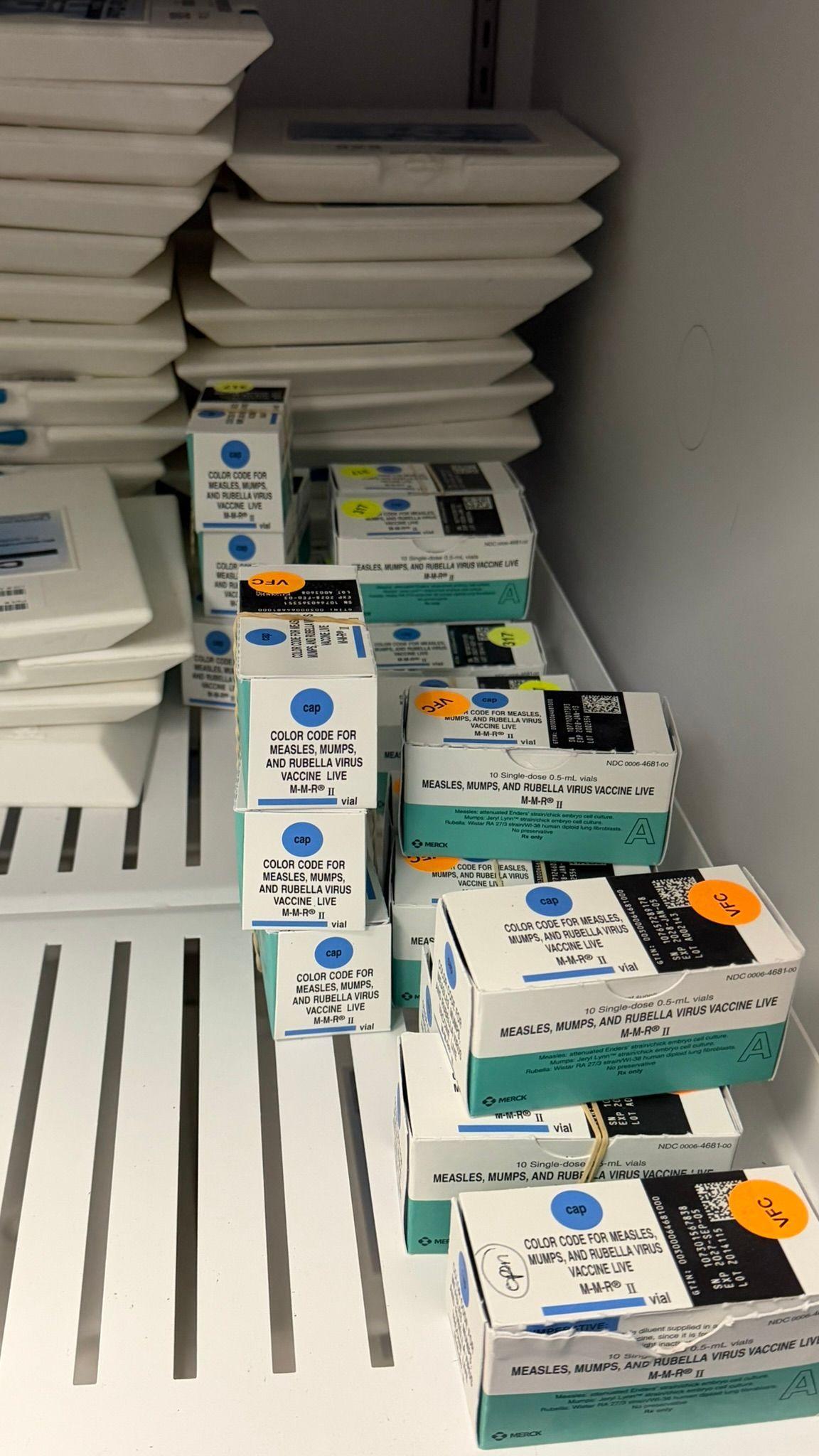 Cajas de vacunas MMR