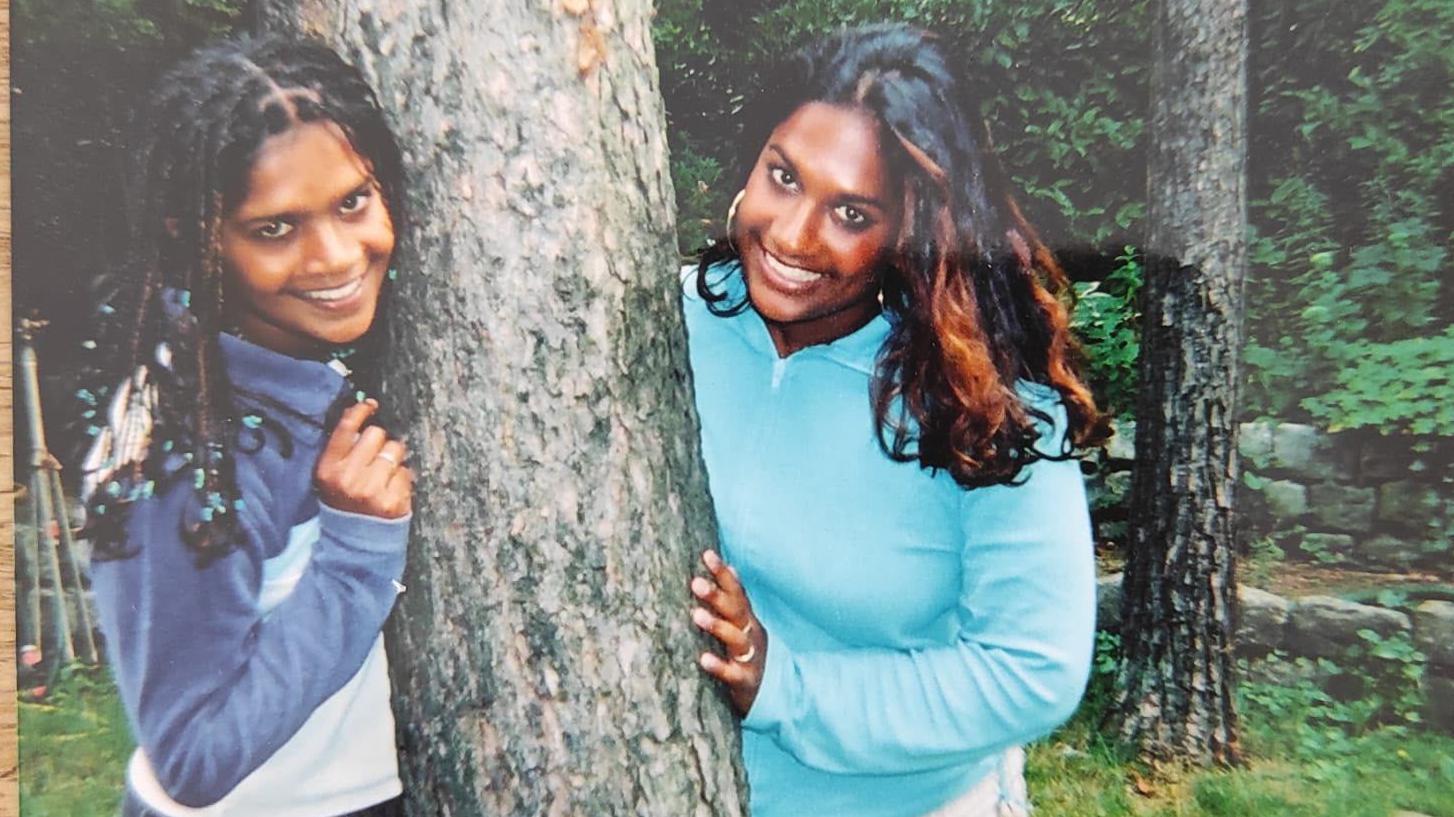 Meena Geltink, de 43 años, y Minal Tijssen, de 44, ambas nacidas en la India, fueron adoptadas por separado cuando eran bebés y se criaron cerca la una de la otra en los Países Bajos. 