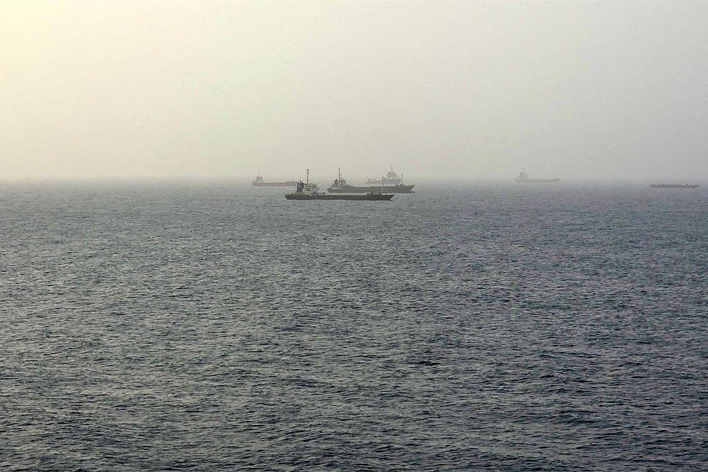 En la imagen se ven buques que transitan por el golfo de Omán frente a la costa de Mascate el 25 de julio de 2026. 
