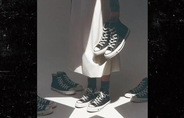 La foto, que ya ha sido eliminada de la cuenta de Instagram de Converse, muestra a una modelo con zapatillas Converse y una falda blanca, rodeada de otros pares de zapatillas, sosteniendo un par en la mano. Una sombra en el suelo proyecta la imagen de una estrella y una sombra triangular se proyecta sobre su falda.