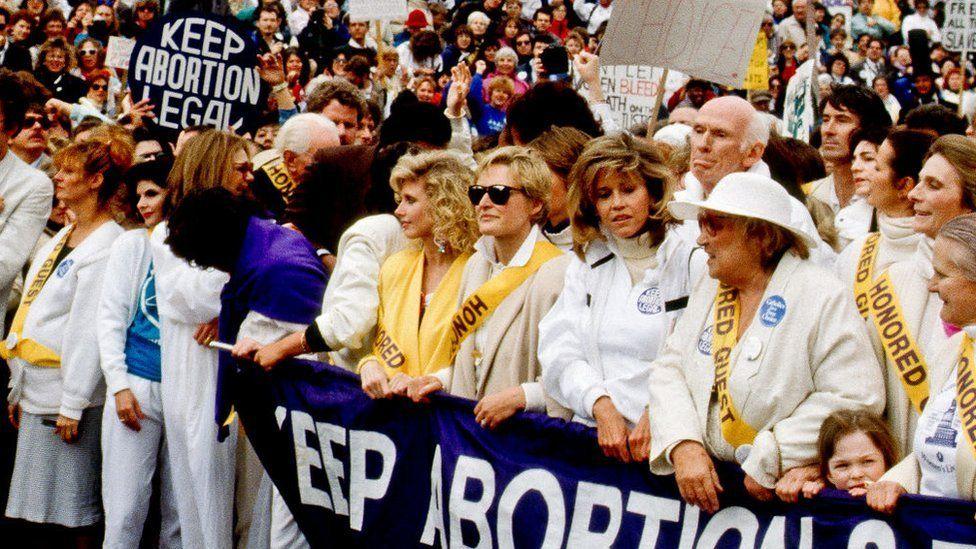 Muchas personas en una marcha por el derecho al aborto