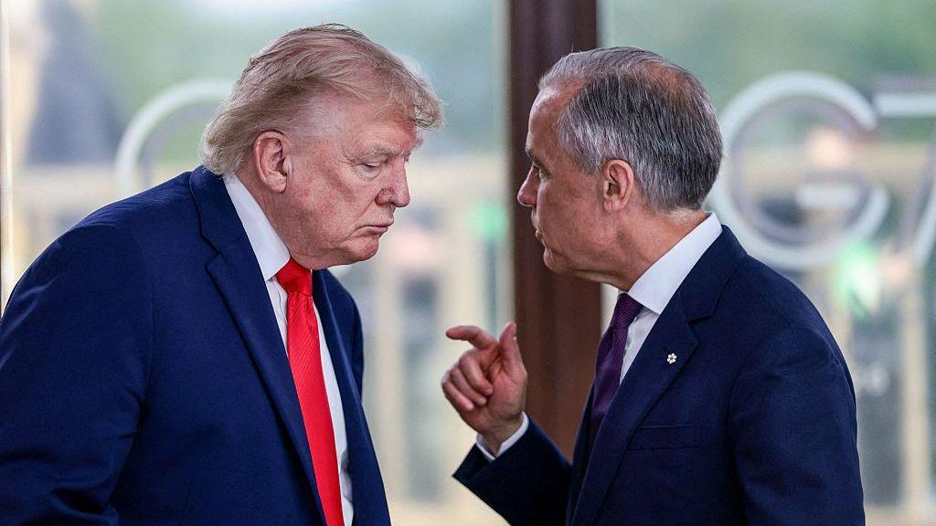 El presidente estadounidense Donald Trump habla con el primer ministro canadiense Mark Carney.