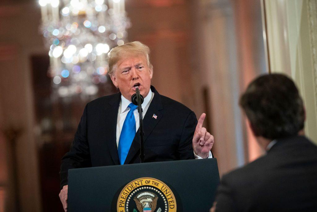 Donald Trump se dirige al periodista Jim Acosta