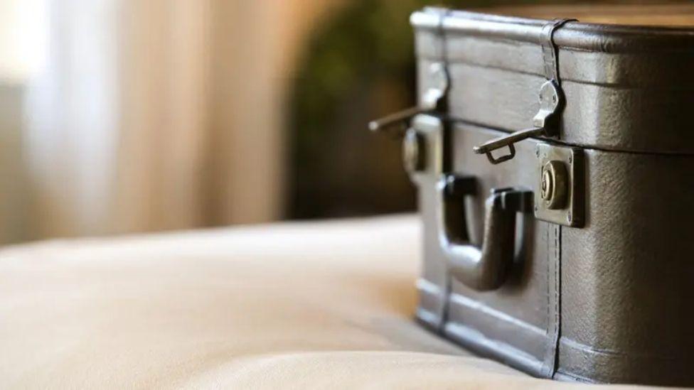 Maleta sobre cama