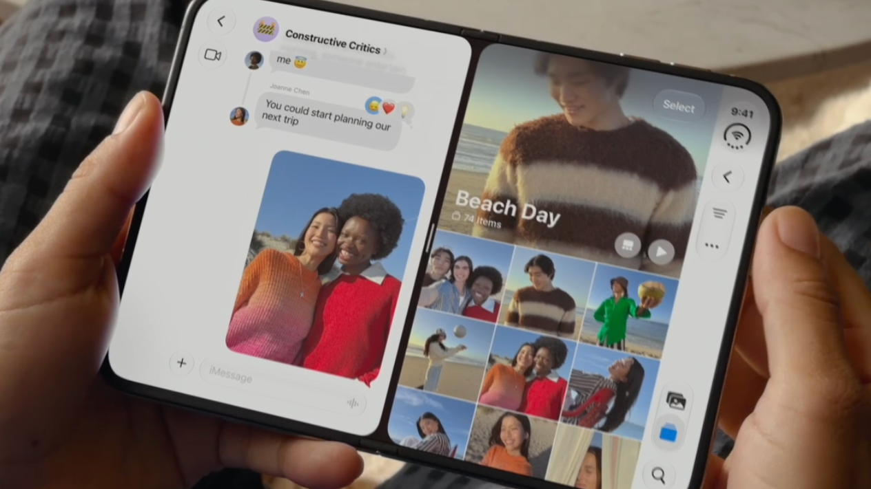 Manos sosteniendo el iPhone plegable como un libro, con mensajes en un lado e imágenes en el otro.