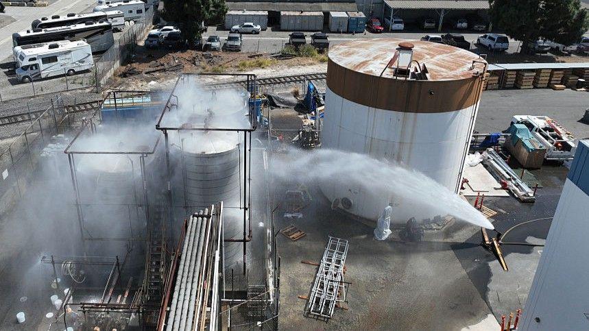 En mayo, se roció agua sobre el tanque sobrecalentado en Los Ángeles.