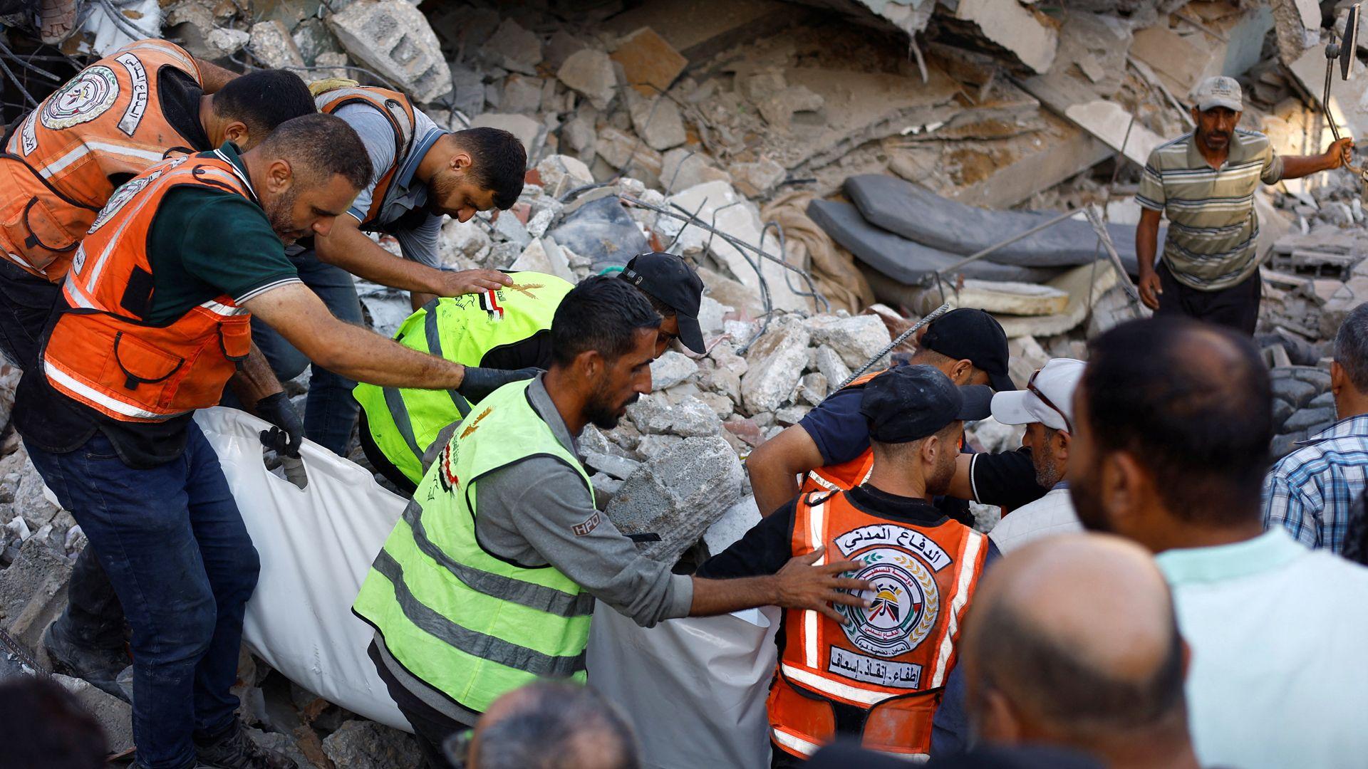 Los equipos de primera intervención de Defensa Civil de Gaza intentan rescatar a las personas atrapadas bajo los escombros de un edificio residencial dañado por la guerra que se derrumbó en la ciudad de Gaza (16 de septiembre de 2026).