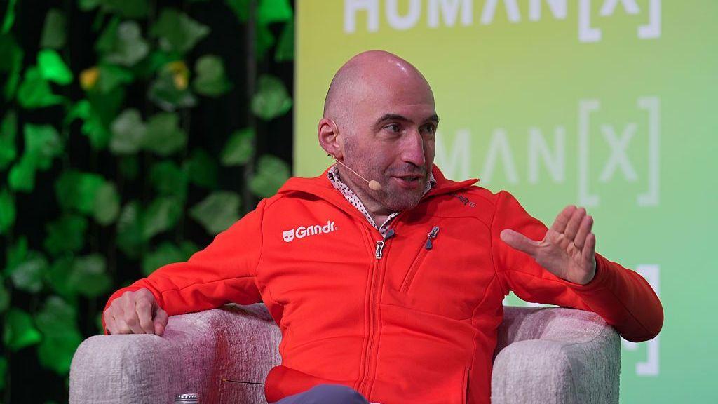George Arison interviene en el escenario durante el panel "Inteligencia Artificial, Identidad y el Futuro de la Conexión" en la Conferencia HumanX San Francisco 2026. 