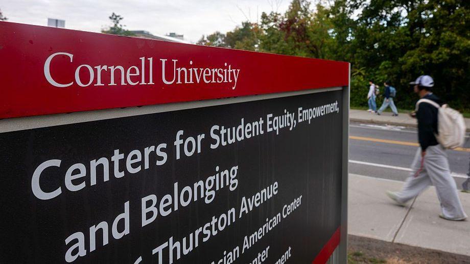 Estudiantes caminan por el campus de la Universidad de Cornell el 30 de septiembre de 2026, en Ithaca, Nueva York.