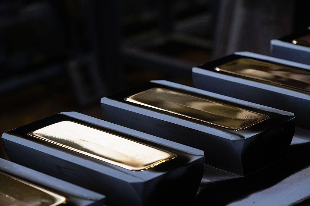 Una vista de la producción de gránulos de plata y lingotes de oro.