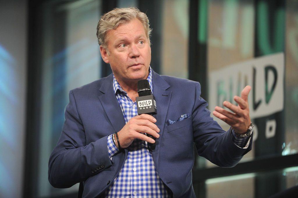 Chris Hansen, con un micrófono en mano, durante una entrevista de TV en 2017