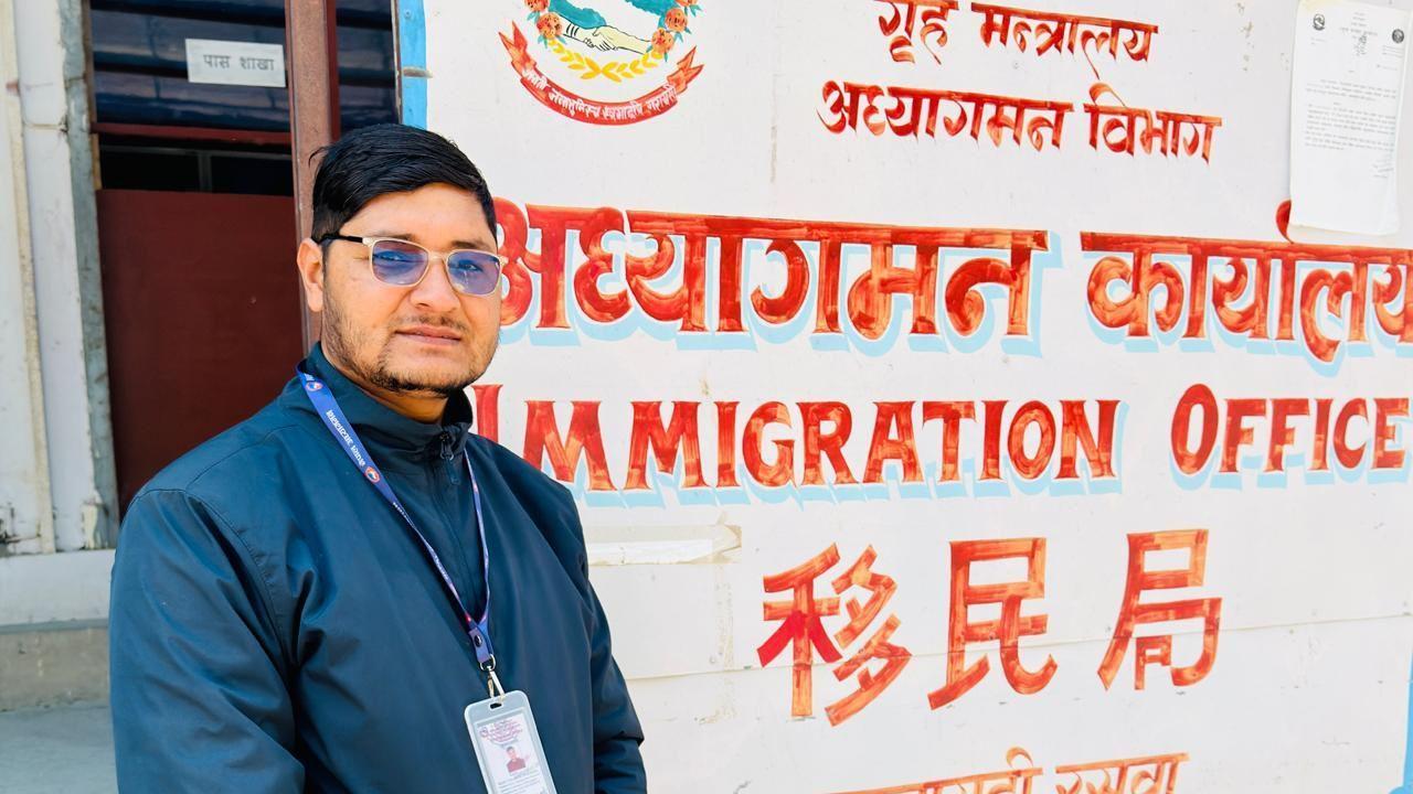Tika Ram Pokharel trabaja como asistente sénior de inmigración en la oficina de inmigración de Rashuwagadi.