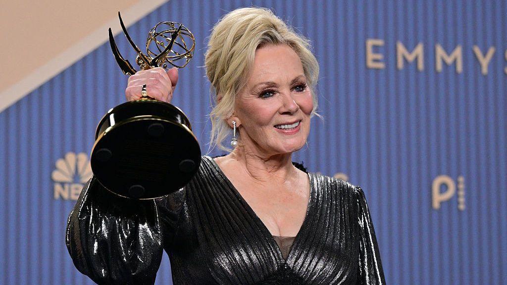 Jean Smart acepta el premio a la Mejor Actriz Principal en una Serie de Comedia por "Hacks" en el escenario durante la 78ª entrega de los Premios Emmy de Primetime en el Peacock Theater el 14 de septiembre de 2026 en Los Ángeles, California. (Foto Frederic J. Brown / AFP vía Getty Images)