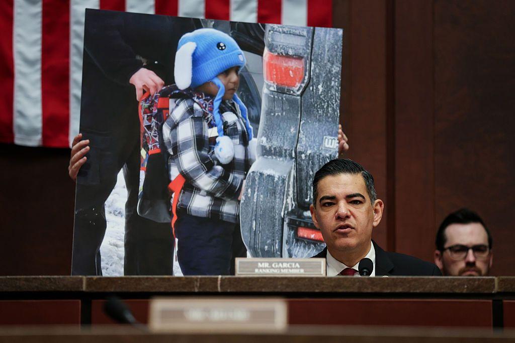 Un cartel del niño de 5 años Liam Conejo Ramos acompaña al miembro principal Rep. Robert Garcia (D-CA) mientras da una declaración de apertura durante una audiencia del Comité de Supervisión y Reforma del Gobierno de la Cámara en el Edificio del Capitolio de EE. UU. el 04 de marzo de 2026 en Washington, DC. (Foto de Anna Moneymaker/Getty Images)