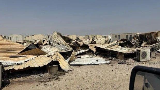 Fotografía sin fecha de remolques destruidos por un ataque iraní en Camp Buehring, Kuwait, obtenida por CBS News.