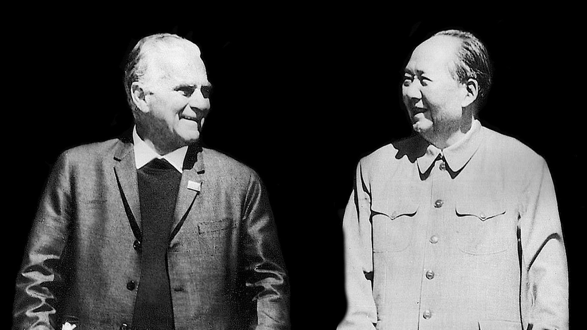 Una fotografía en blanco y negro de dos hombres mayores, vestidos con sobriedad, de pie uno al lado del otro: a la izquierda, un hombre caucásico; a la derecha, el líder chino Mao Zedong. 