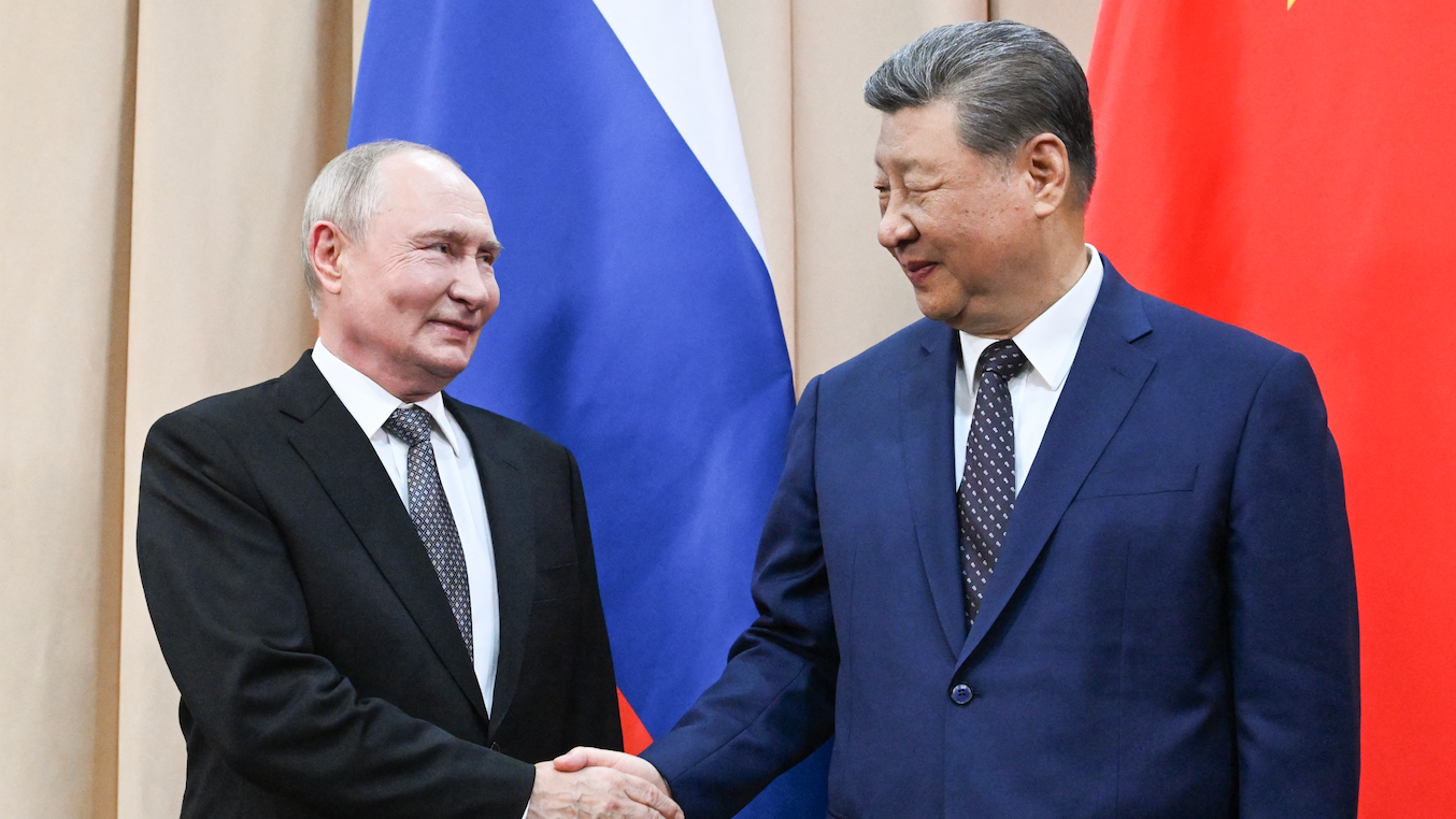 El presidente de Rusia, Vladimir Putin, y el presidente de China, Xi Jinping, se estrechan la mano durante una reunión al margen de la cumbre de la Organización de Cooperación de Shanghái (OCS) en Biskek, Kirguistán, en agosto de 2026.