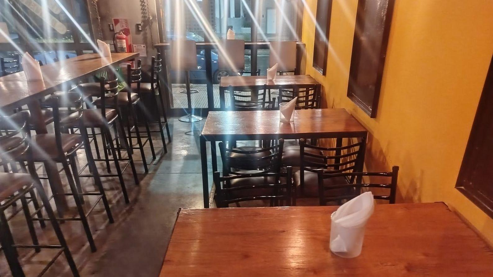 Imagen del interior de una hamburguesería vacía.