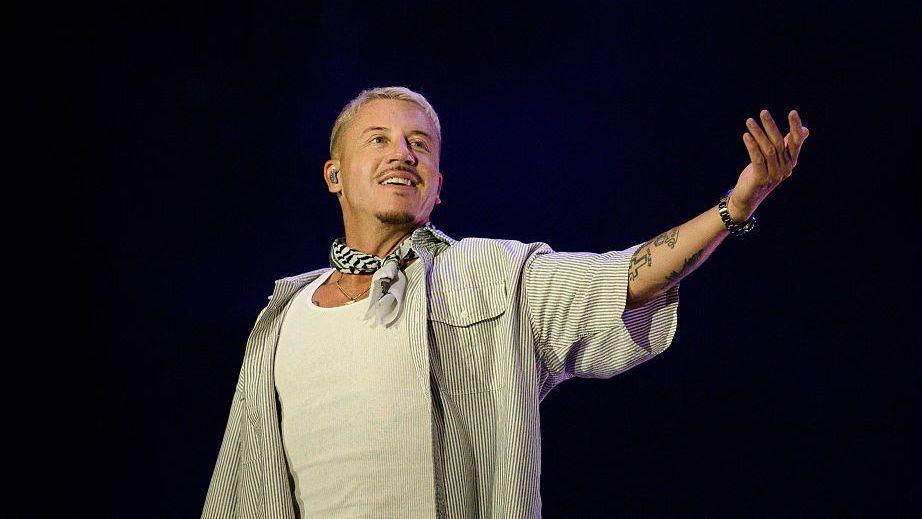 Macklemore con un pañuelo en favor de Palestina en el cuello.