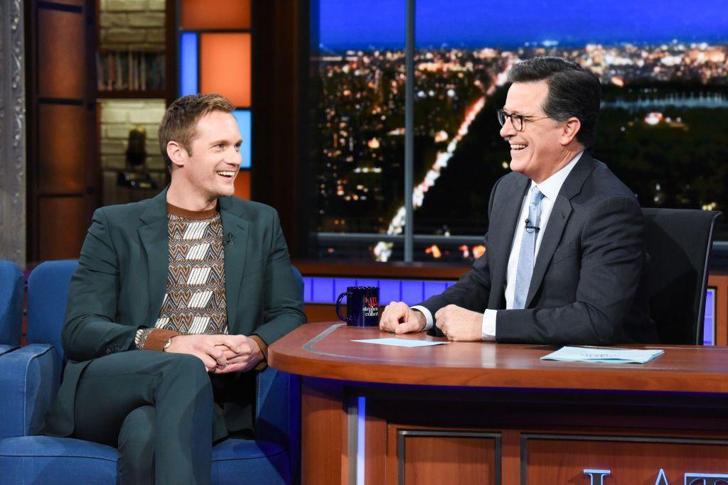 Alexander Skarsgård durante una entrevista en el programa de Stephen Colbert en 2018