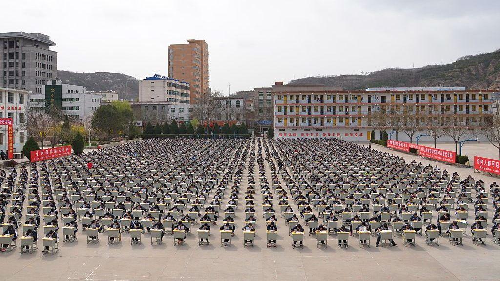 Más de 1.700 estudiantes de la escuela secundaria Yichuan realizan un examen al aire libre en el patio de recreo el 11 de abril de 2015 en Yan'an, provincia de Shaanxi, China.