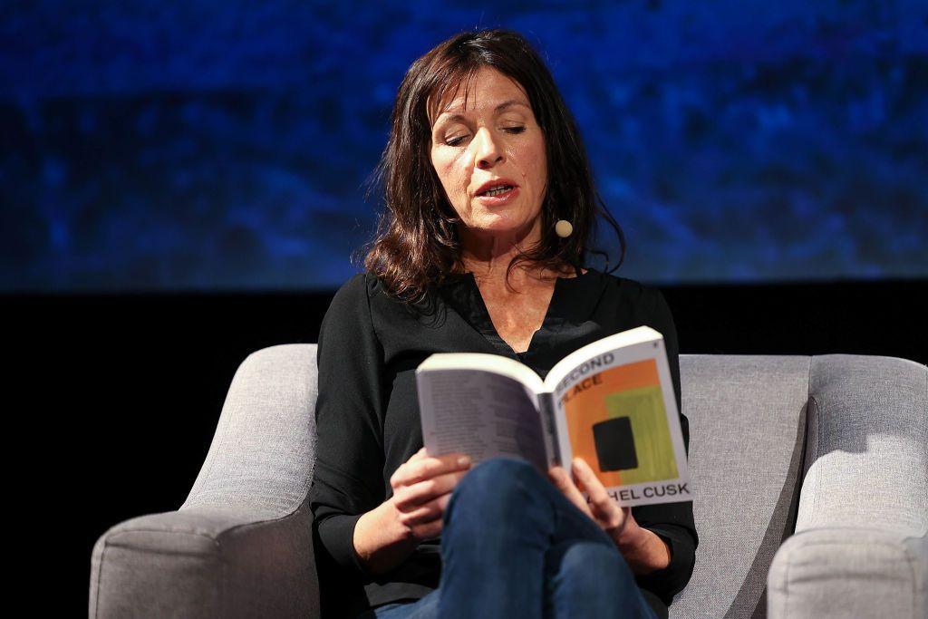 Rachel Cusk, durante un evento, leyendo uno de sus libros.