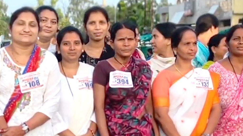 Ramabai Ranveer, de 47 años, vestida con un sari largo, vaporoso, colorido y estampado, se encuentra en medio de una fila de competidoras vestidas de manera similar en la categoría de edad de 30 a 60 años de la carrera popular Amrit Daud de 3 km.