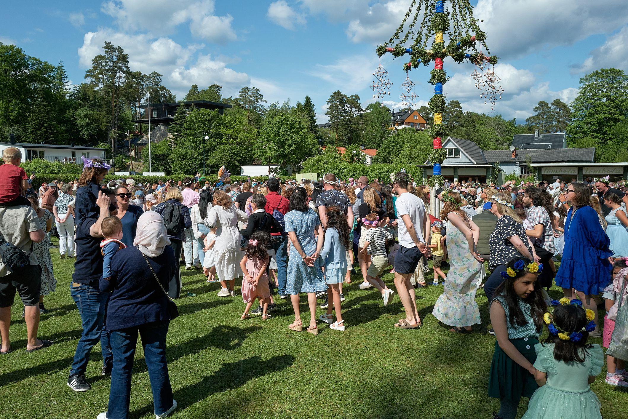 Una multitud en un festival de verano en Suecia
