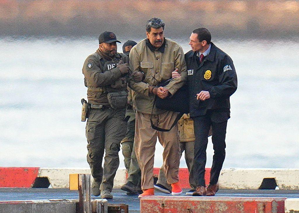 Nicolás Maduro rodeado de policías antinarcóticos de EE.UU. al llegar detenido a Nueva York el 5 de enero de 2026